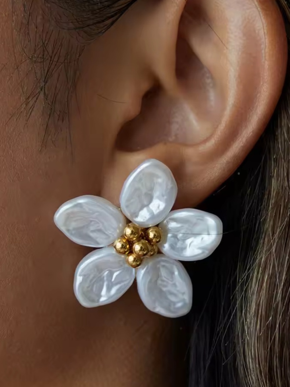 Elegant White Mother-of-Pearl Flower Stud Earrings with 18K Gold Plated Accents
